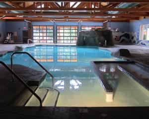 Therapeutic swimming pool and spa