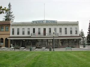 History Park Pacific Hotel- Fox Den