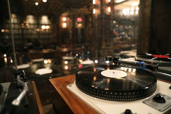 Turntable LP Bar & Karaoke