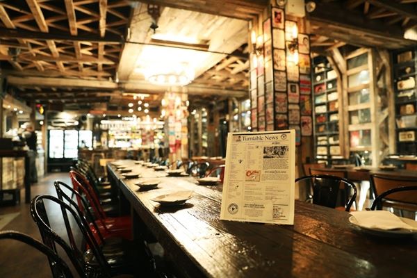 Turntable LP Bar & Karaoke