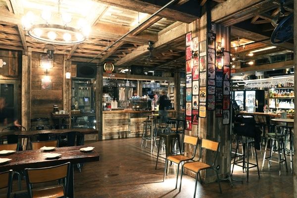 Turntable LP Bar & Karaoke