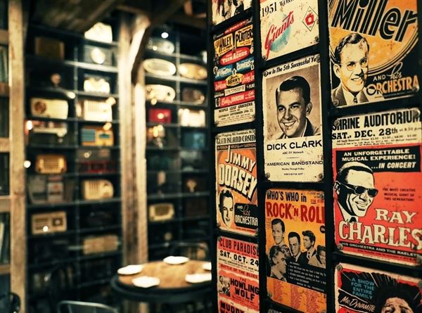 Turntable LP Bar & Karaoke