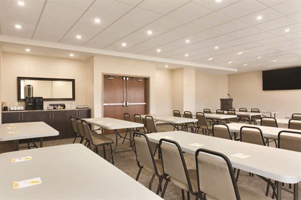 Days Inn & Suites Lindsay