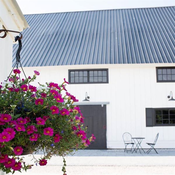 Bear Mountain Inn & Wedding Barn