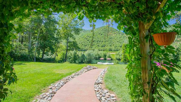 The Tea Pot On Wheels