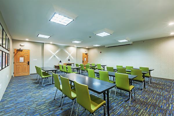 Holiday Inn Express & Suites Tulsa S Broken Arrow Hwy 51