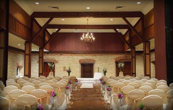 Historical Barn Wedding Venue-Holiday Inn St. Louis West at Six Flags