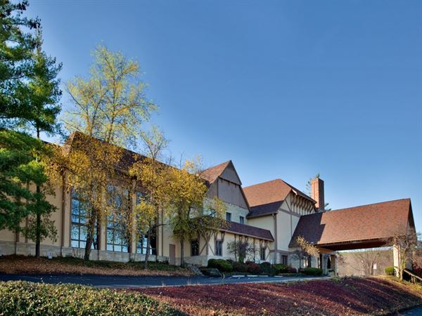 Historical Barn Wedding Venue-Holiday Inn St. Louis West at Six Flags