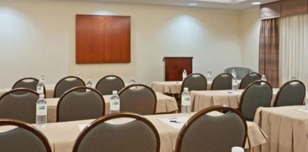 Holiday Inn Express & Suites Waxahachie