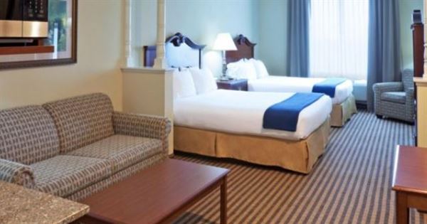 Holiday Inn Express & Suites Waxahachie