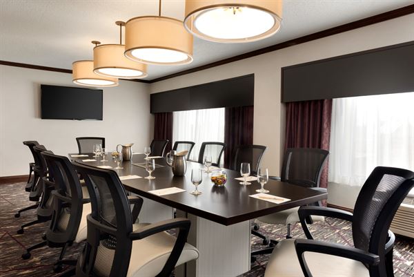 DoubleTree By Hilton Milwaukee - Brookfield Hotel