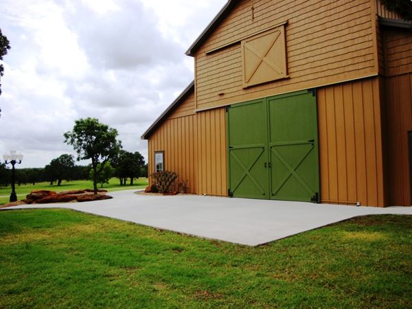 Twisted Oaks Barn
