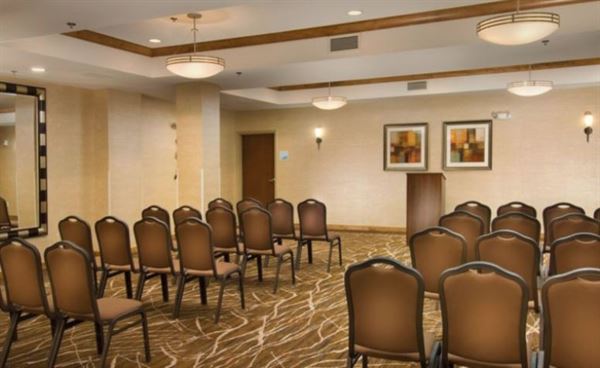 Holiday Inn Express & Suites Alexandria - Fort Belvoir