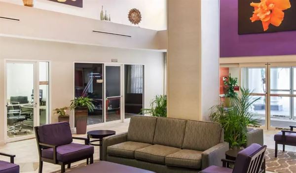 Comfort Suites Maingate East