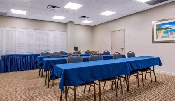 Comfort Suites Maingate East