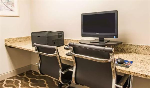 Comfort Suites Maingate East