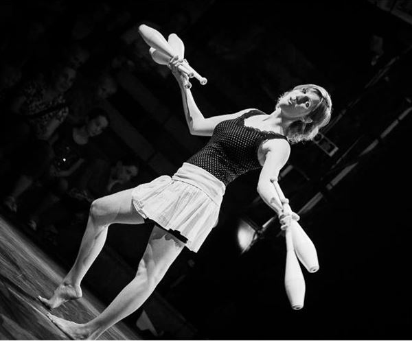 Anni Küpper - Juggler & Performer