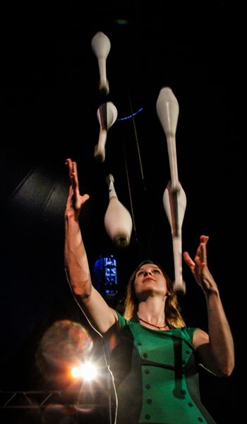 Anni Küpper - Juggler & Performer