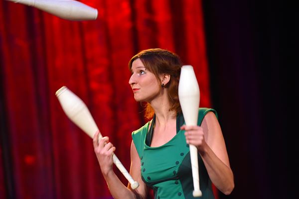 Anni Küpper - Juggler & Performer