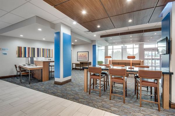Holiday Inn Express & Suites Dallas North - Addison