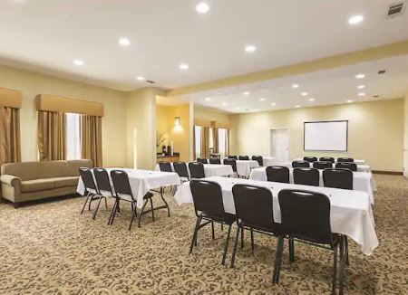 La Quinta Inn & Suites Alvarado