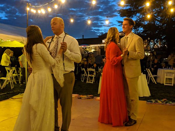 Thomas Hinds Entertainment - DJ/MC, Photo Booth, & Lighting