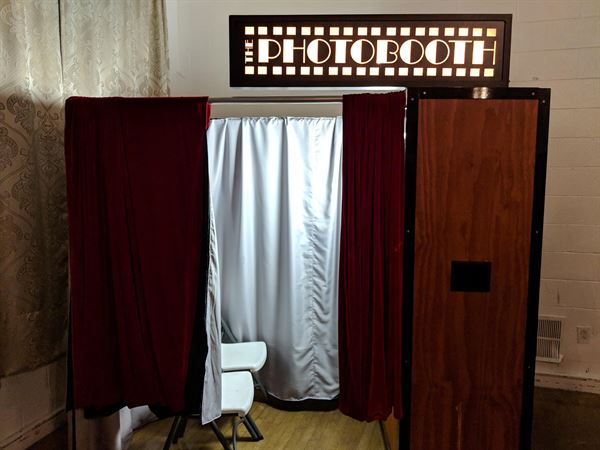 Thomas Hinds Entertainment - DJ/MC, Photo Booth, & Lighting