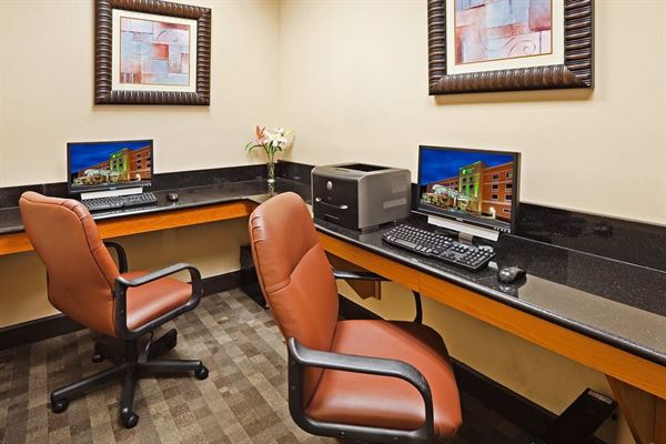 Holiday Inn Hotel & Suites Beaufort at Highway 21