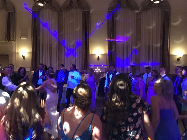 MR. MUSiC DJ & PHOTOBOOTH SERViCE