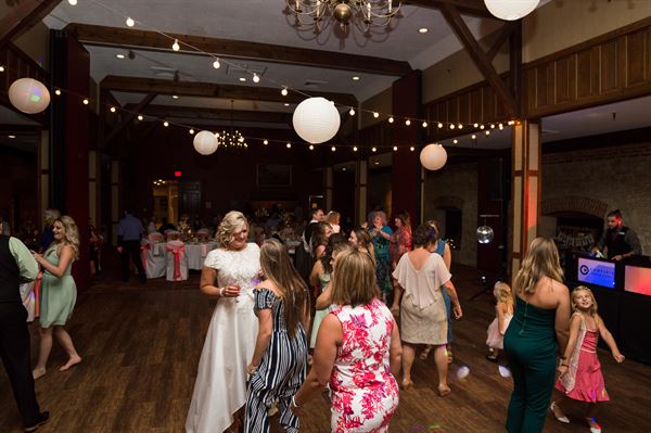 Historical Barn Wedding Venue-Holiday Inn St. Louis West at Six Flags