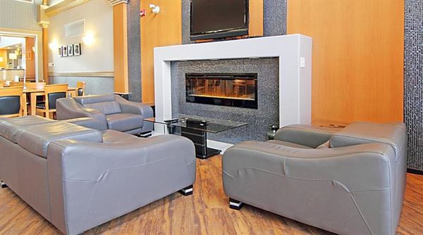 Holiday Inn Express & Suites Calgary South-Macleod Trail S