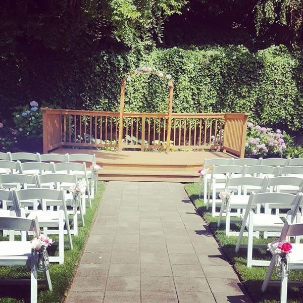 The Laurelhurst Club