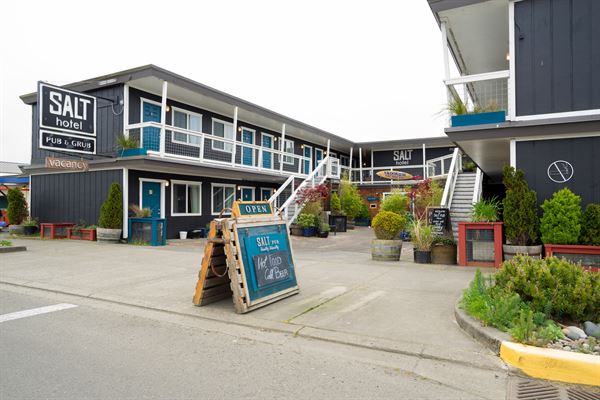 Salt Hotel & Pub