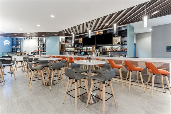 Holiday Inn & Suites/Bien Venu Event Center