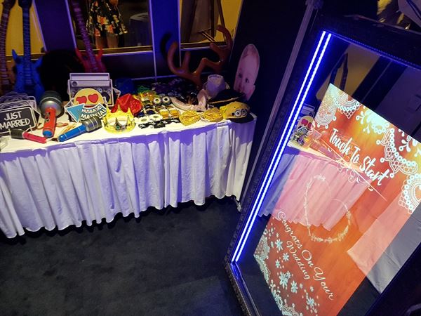 Magic Mirror Photo Booth Montreal / Miroir Magique Cabine Photo Montreal