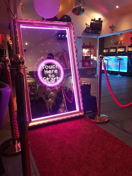 Magic Mirror Photo Booth Montreal / Miroir Magique Cabine Photo Montreal