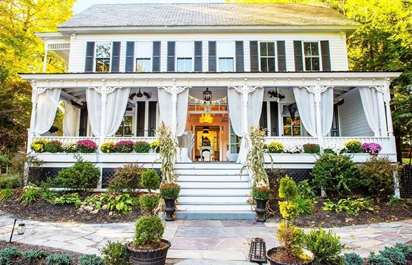 The Chateau on the Lake