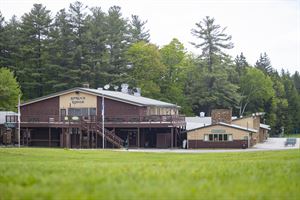 Goosefeathers Pub at Spruce Lodge
