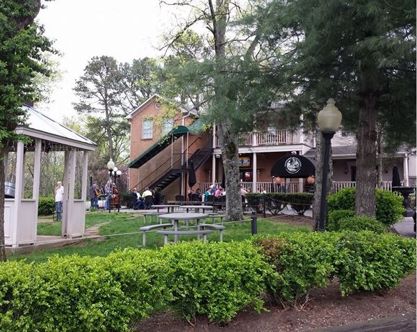 Bunganut Pig Pub And Eatery