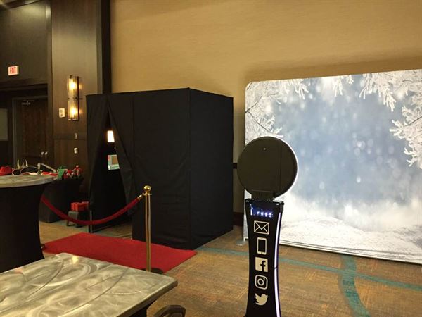 WAUKEGAN IL AAA DIAL A DJ Chicagoland PHOTO BOOTHS & expert Karaoke Service