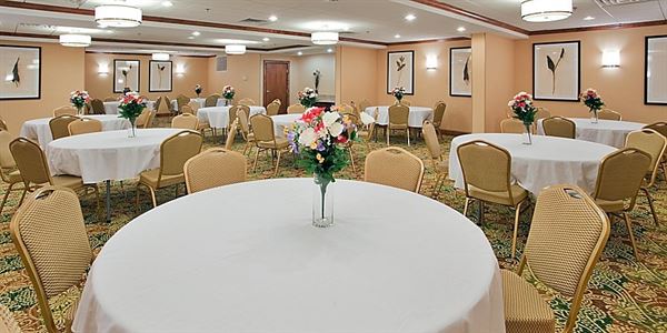 Holiday Inn Express & Suites Fredericksburg