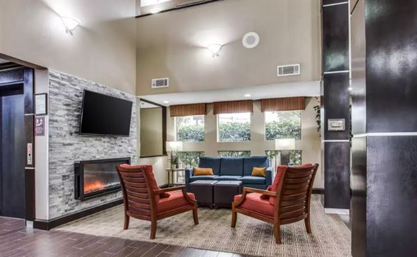 Comfort Inn & Suites Love Field – Dallas Market Center