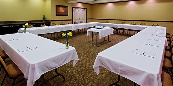 Holiday Inn Express & Suites Cleburne