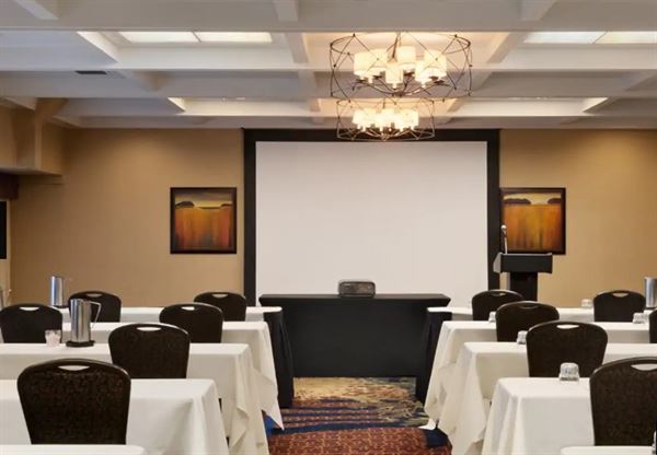 Embassy Suites Kansas City Plaza