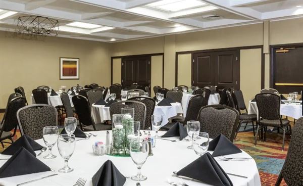 Embassy Suites Kansas City Plaza