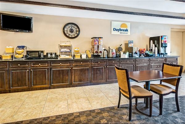 Days Inn & Suites Jeffersonville In