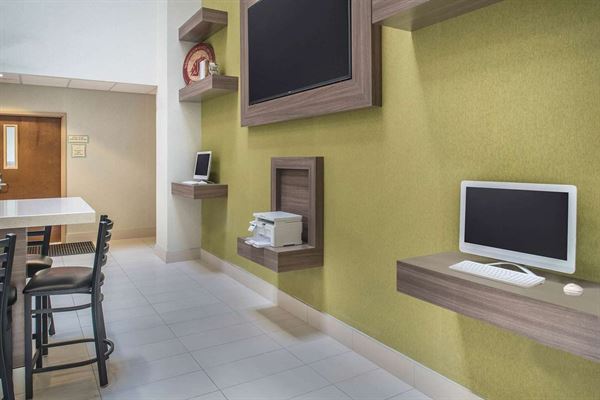 LaQuinta Inns & Suites