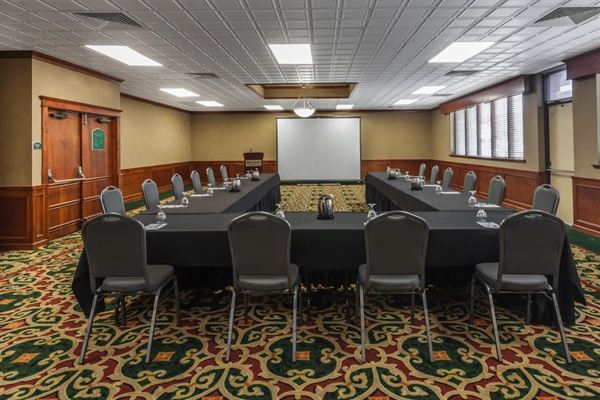 Wyndham Visalia Hotel