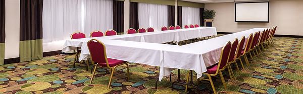 Holiday Inn Hotel & Suites Warren