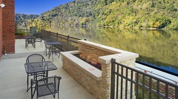 Hampton Inn & Suites Pittsburgh Waterfront